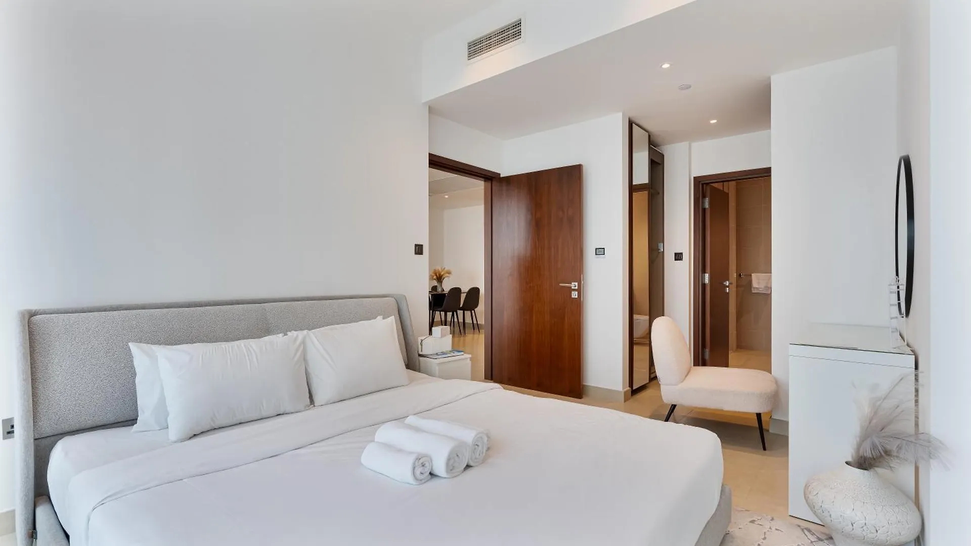 Apartment Serene 1Br Escape With Pool & Gym Access Dubai