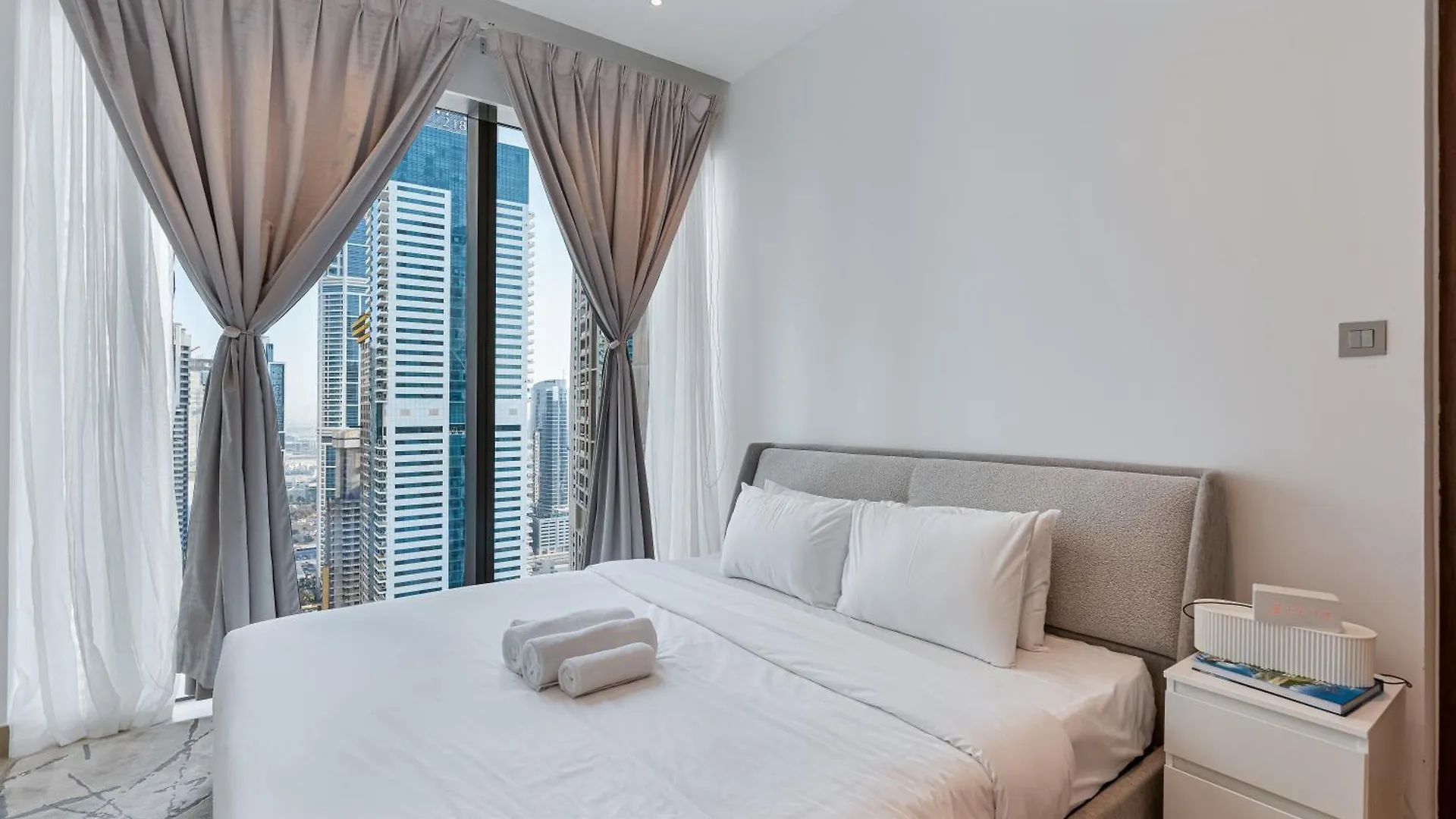 Serene 1Br Escape With Pool & Gym Access Dubaj
